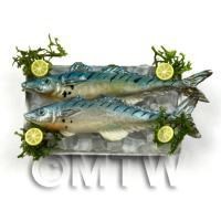 2 Dolls House Miniature Blue Silver Fish On A Tray (FSHT13)